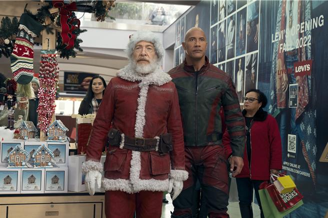 巨石強森動作冒險鉅作《紅色一號》25日曝光最新預告。（圖／華納兄弟提供）