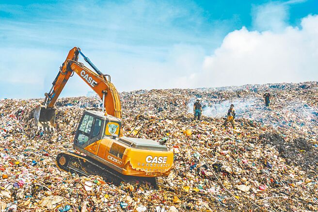 环境部长彭启明说，目前露天垃圾裸露量最大是新竹县。图为新竹县新丰垃圾掩埋场沼气引发火警的画面。（本报资料照片）