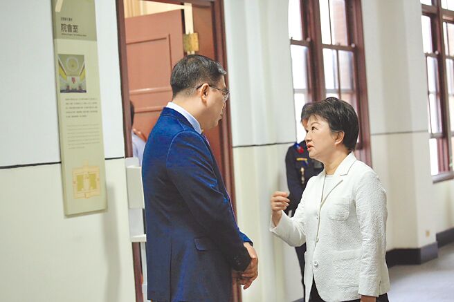 台中市長盧秀燕（右）24日參加行政院會前，與環境部長彭啓明（左）碰面。（台中市府提供／林欣儀台中傳真）