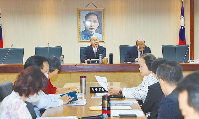 明年度中央政府总预算持续卡关，图为立法院长韩国瑜（后中）24日召集朝野党团协商。（资料照／刘宗龙摄）