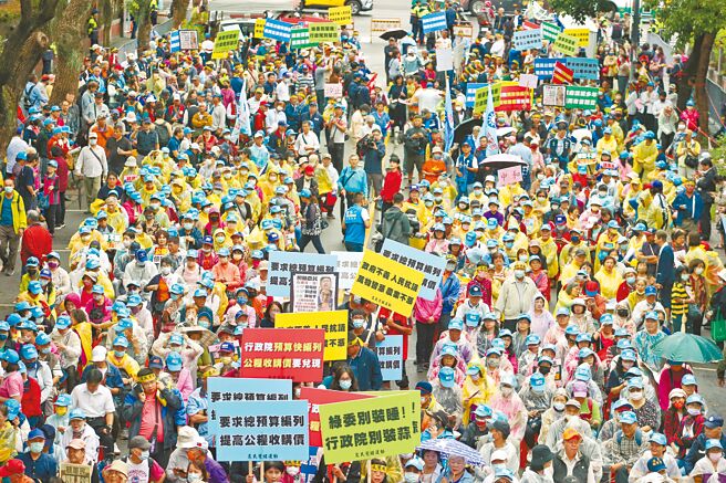 立法院总预算案24日协商，国民党与无党立委高金素梅等号召原住民与民眾重返青岛东路，到立法院声援在野党，要求落实原住民禁伐补偿、健保点值和公粮收购价格。（王英豪摄）