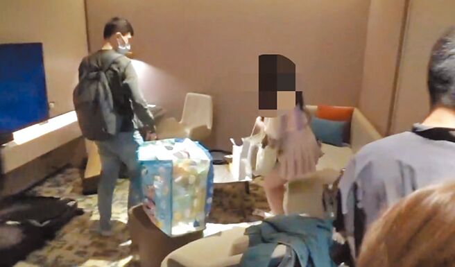 警方在桃园某五星级饭店，逮捕「全台最大」黄牛粉丝团的刘姓夫妻。（警方提供／陈鸿伟台北传真）