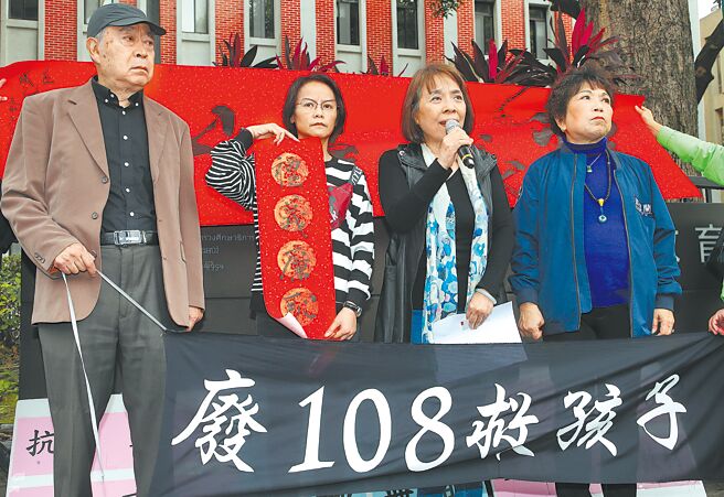 北一女老师区桂芝携手多名文史学者发起成立的「歷史教育新三自运动协会」，原本打算于11月在台北捷运灯箱、双北多条公车刊登广告，呼吁废除108课纲，传遭拒绝但业者否认。（本报资料照片）