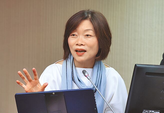 劳动部推动「多元陪伴」（钟点移工），近日陆续预告蓝领审查标准等法规，并公告可适用责任制、每月工时上限为288小时，薪水上看4万余元。图为劳动部长何佩珊。（姚志平摄）