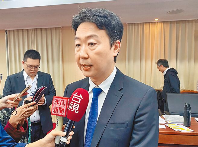 交通部長陳世凱24日出席立法院交通委員會表示，公路局30日將重新召開機車外送運價討論會議，邀消基會、業者及工會等團體參與，蒐集各界意見後再做最後決定。（蔡明亘攝）