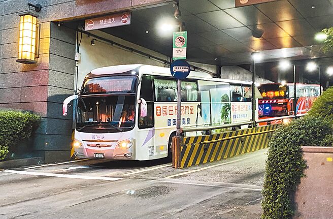 全台客运与游览车驾驶缺工逾5000人，立委吁检讨劳动条件和薪资结构。图为客运示意图。（蔡明亘摄）
