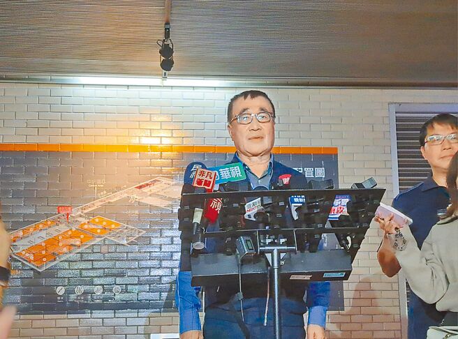 北市副市長李四川24日呼籲鼎越扣除有爭議的20％容積獎勵空間，申請繼續施工，才不會讓京華廣場成為第2個台北大巨蛋，漏水問題解決不完。（温予菱攝）