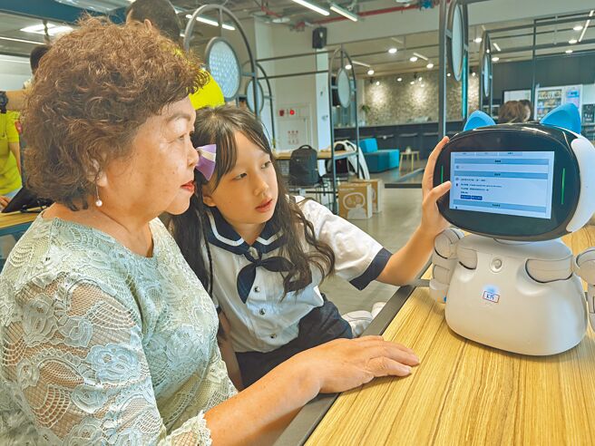 台南大學資訊工程學系教授李健興及研究團隊24日發表「台英慧虛擬機器人」，祖孫透過跟機器人對話共學，產生共同話題。（曹婷婷攝）