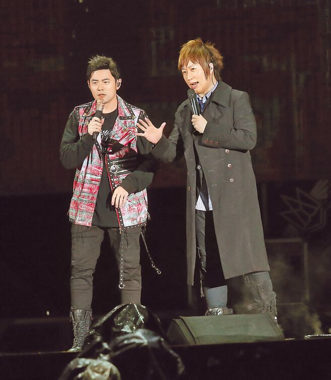 周杰倫（左）大巨蛋演唱會門票秒殺，粉絲期待他跟阿信再度同台獻唱。（資料照片）