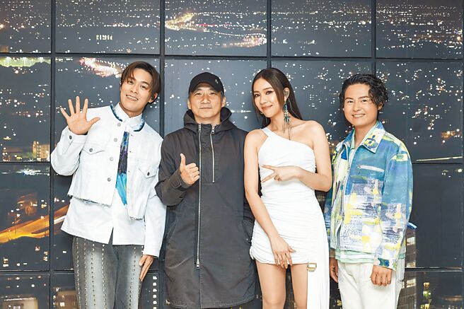 告五人日前在倫敦開唱，師兄石頭（左2）驚喜探班。（相信音樂提供）