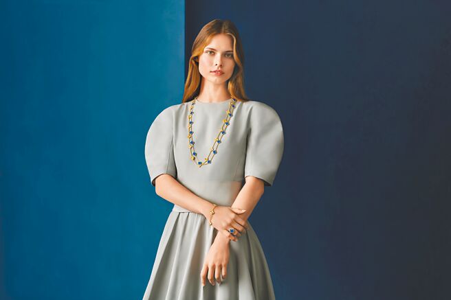 梵克雅宝全新Alhambra系列四叶图腾新品，蓝金双色更添奢华。（Van Cleef & Arpels提供）