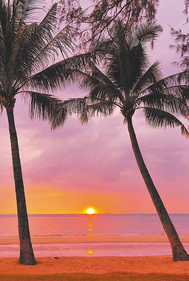 位於夏威夷的歐胡島絢麗五彩的夕照十分唯美。（Harry Winston提供）