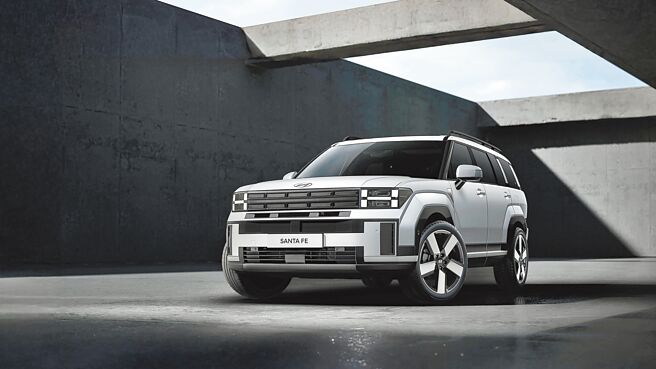 HYUNDAI汽車LSUV第五代大改款SANTA FE方正粗獷的造型相當吸睛，重新定義品牌旗艦運動休旅的標竿。（南陽實業提供）