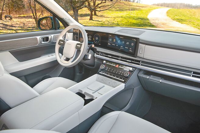 儀表控台風格頗具未來感。（HYUNDAI提供）