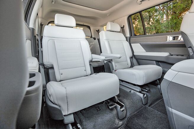 第二排座椅附有活動扶手。（HYUNDAI提供）