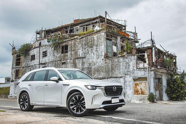 MAZDA CX-90車系提供六/七人座共3個車型，均搭載e-SKYACTIV-G 3.3L直列六缸渦輪增壓引擎與48V輕油電技術，售價自179至211萬元。 （陳大任攝）