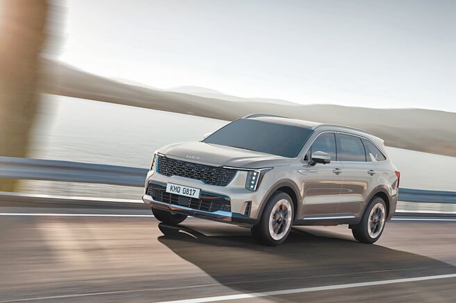 Kia新世代Sorento提供2.2L渦輪柴油、1.6L渦輪油電兩種動力、尊榮專屬六/七人座共4個車型，售價自165.9至194.9萬元。（台灣森那美起亞提供）