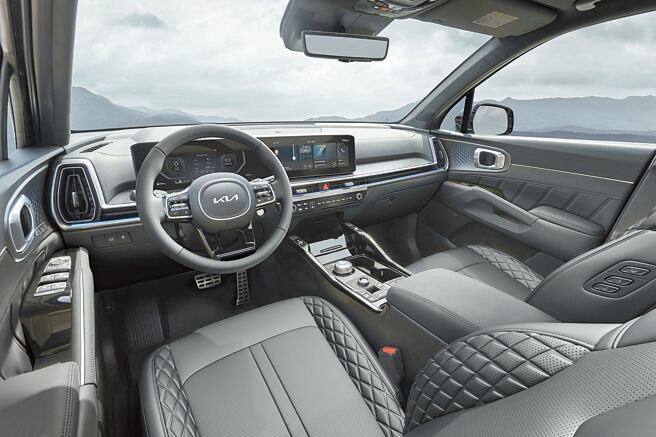 駕駛座艙展現豪華舒適氛圍。（台灣森那美起亞提供）