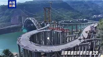 大陸首例！宜攀高速新市互通小半徑曲線梁橋架設成功