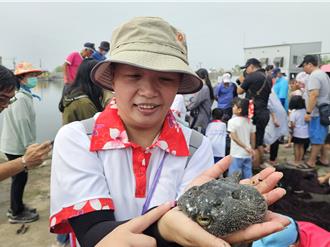 屏東佳冬牽罟體驗漁村文化 民眾捕魚樂撈到河豚笑哈哈