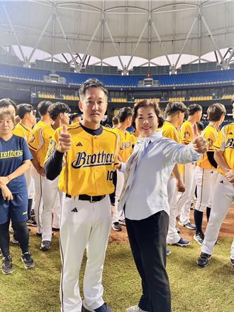 慶祝中信兄弟封王 楊瓊瓔加碼送600份雞排