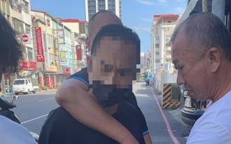 連撞12車留下槍毒肇逃 高雄警逮通緝男送辦