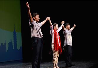 百白實現與「他」11年前約定！《三人行不行》首演謝幕激動爆哭