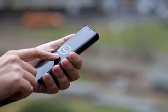 「深色模式」滑手機更傷眼 醫曝原因：還恐引發暈眩