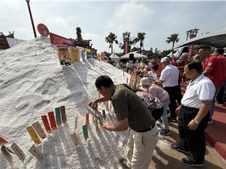 台南鯤鯓王鹽祭開跑！108噸平安鹽堆超壯觀 民眾爭相插旗