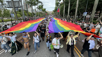 同志大遊行登場！人數可望達18萬人 194個團體一起「邁向共融」