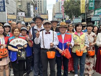 府中奇幻城踩街游行 侯友宜化身30年代绅士 分糖送孩童