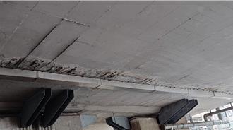 北市建國高架「沒人管」 雨水管鬆脫、鋼筋裸露成隱憂