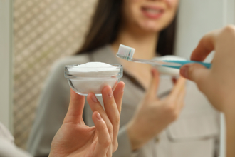 用鹽刷牙可美白？醫揭2大潛在風險：別亂試