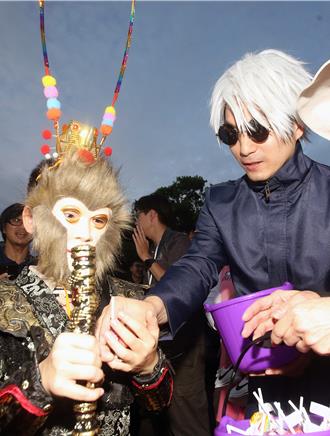 蔣萬安化身五條悟現身天母街頭 嗨翻萬聖嘉年華喊1金句