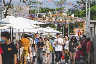 高雄眷村嘉年華登場！百人華麗遊行 市集、表演一次滿足