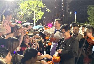 高雄萬聖遊行陳其邁化身「黑白大廚」 沿途發糖與民同樂