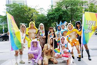 何超儀首度參加台灣同志大遊行　狂讚「地瓜球、刈包」