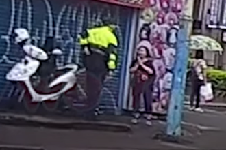 阿姨闖紅燈遇警察 騎士笑炸：看妳「雙手合十」就放心了 