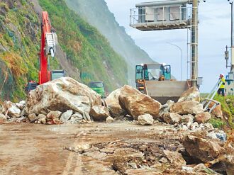 旧苏花公路 巨石掉落已抢通