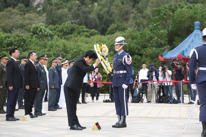 总统赖清德昨日前往金门主持「古寧头战役75周年追思祭悼典礼」，代表国人向英勇殉国将士表达缅怀与敬意，并向参战英雄们及眷属致意，感谢他们牺牲奉献为国付出。（记者黄迪明摄）