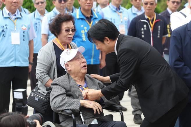 总统赖清德昨日前往金门主持「古寧头战役75周年追思祭悼典礼」，代表国人向英勇殉国将士表达缅怀与敬意，并向参战英雄们及眷属致意，感谢他们牺牲奉献为国付出。（记者黄迪明摄）