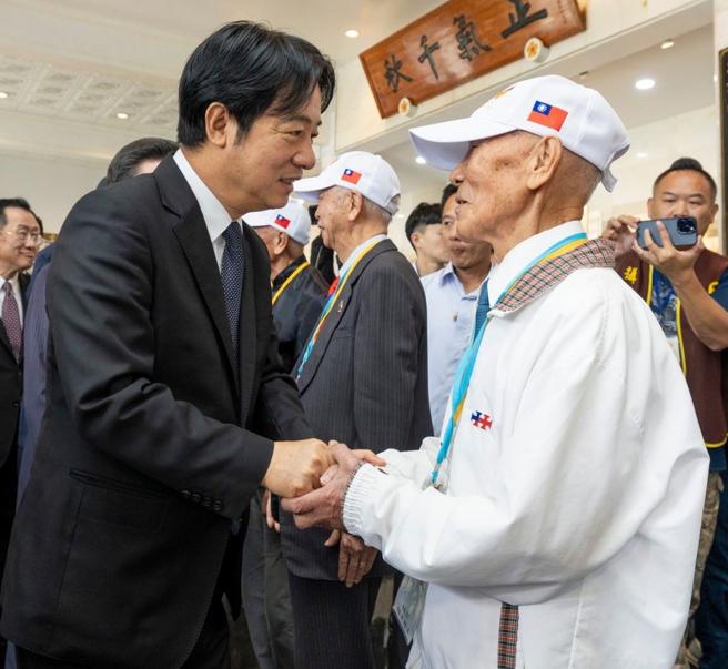  赖总统逐一向古寧头战役参战前辈致意。（总统府提供）