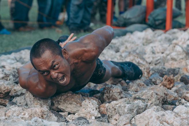  学员强忍多日累积的疲惫、身体受尖石割划的刺痛，挺进最后一哩路。（记者陈怡璇摄）