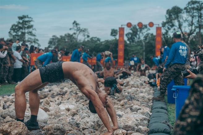  学员依序通过俯卧打水、仰卧打水、手足并起、背部运动、跪卧挺腹及仰卧挺身等关卡。
（记者陈怡璇摄）