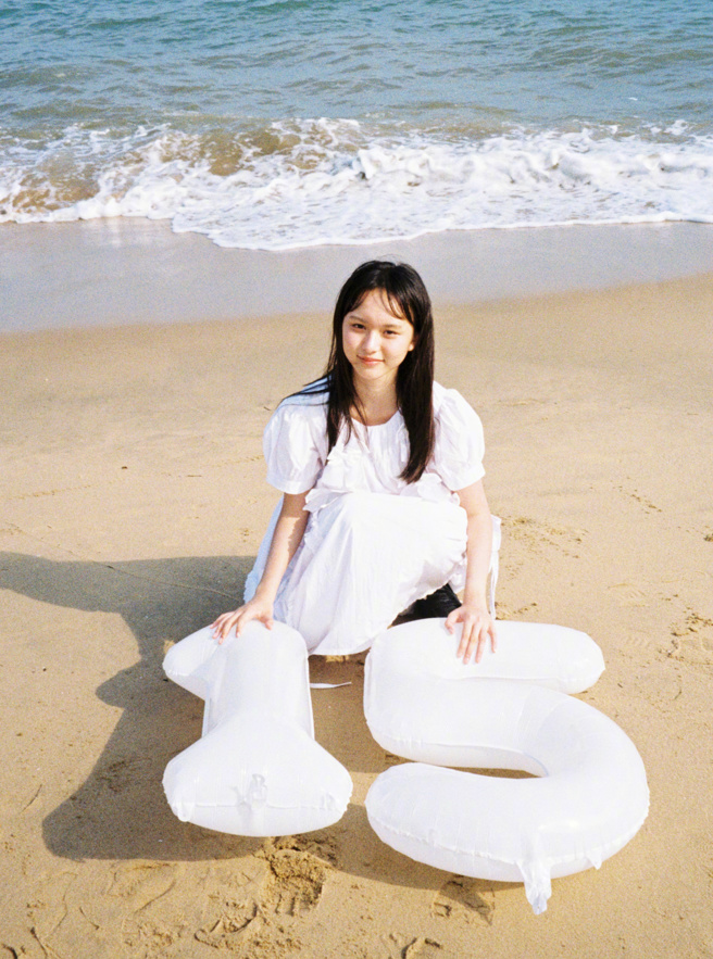 刘楚恬到海边玩耍，拍15岁生日写真。（图／翻摄自刘楚恬 微博）