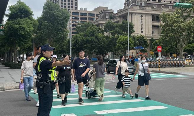 2024桃园万圣城盛大举办，桃警加强交维措施避免壅塞。（翻摄画面）