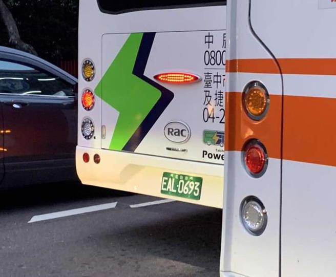 台中525路公车司机遭爆料只给1位举手的人上车，其他学生都遭拒载。（图／翻摄自脸书「靠北中女中」）