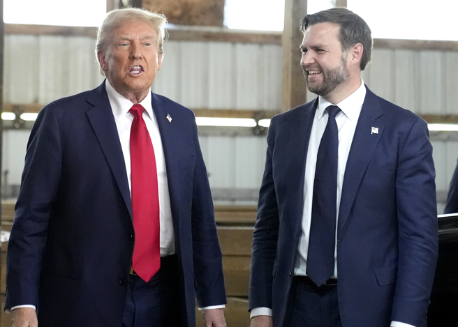 美国共和党总统候选人川普（左）和竞选搭檔范斯的手机据信遭中国骇客锁定。（美联社）