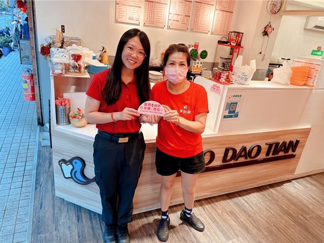 桃園市八德區的早到甜早餐店宣布從即日起，將為所有消防和警察人員提供優先購餐服務。（大湳消防分隊提供）