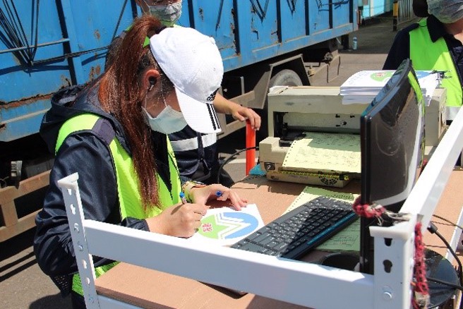 柴油车检测通过者当尝核发合格自主管理标章。(图/新北市政府环保局提供)